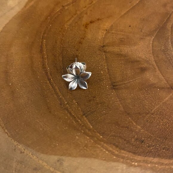 SINGLE Retired James Avery Dainty Flower Earring, Sterling Silver - Picture 1 of 2